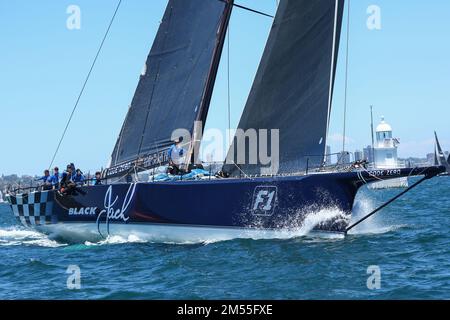 Sydney Harbour, Sydney, Australien. 26. Dezember 2022. 2022 Rolex Sydney Hobart Race; Black Jack gesprungen von Mark Bradford und Crew bereitet sich auf den Rennstart vor. Credit: Action Plus Sports/Alamy Live News Stockfoto