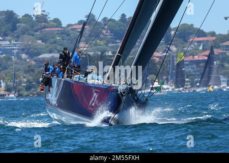 Sydney Harbour, Sydney, Australien. 26. Dezember 2022. 2022 Rolex Sydney Hobart Race; Black Jack gesprungen von Mark Bradford und Crew bereitet sich auf den Rennstart vor. Credit: Action Plus Sports/Alamy Live News Stockfoto