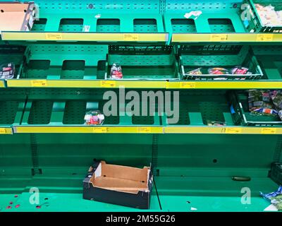 Leere Regale in einem Supermarkt. Diese Regale sind normalerweise voll mit frischen Lebensmitteln. Stockfoto