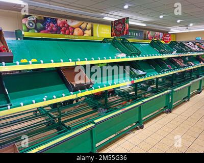 Leere Regale in einem Supermarkt. Diese Regale sind normalerweise voll mit frischen Lebensmitteln. Stockfoto