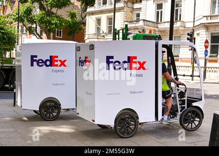 London, England, Großbritannien - Juni 2022: Person sitzt in einem pedalbetriebenen Lieferwagen auf einer Straße im Zentrum Londons. Der Service wird von Fedex betrieben. Stockfoto