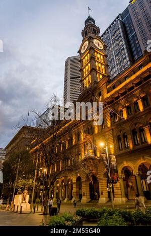 Das General Post Office (GPO, gemeinhin bekannt als Sydney GPO), ein denkmalgeschütztes Gebäude aus dem 19. Jahrhundert, das sich im Martin Place, Sydney, NSW, befindet Stockfoto