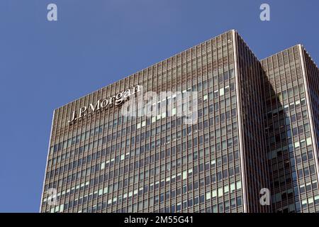 London, England, Vereinigtes Königreich - Juni 2022: Außenansicht der Büros der Investmentgesellschaft JP Morgan in Canary Wharf in den alten Docklands Stockfoto