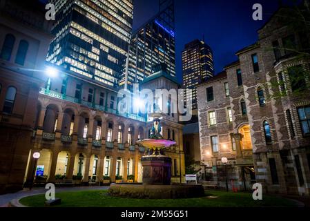 Das Sydney Hospital ist nachts von geschäftlichen Wolkenkratzern umgeben und befindet sich in der Macquarie Street im zentralen Geschäftsviertel von Sydney Stockfoto