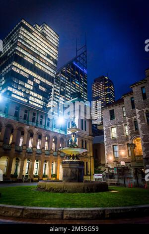 Das Sydney Hospital ist nachts von geschäftlichen Wolkenkratzern umgeben und befindet sich in der Macquarie Street im zentralen Geschäftsviertel von Sydney Stockfoto