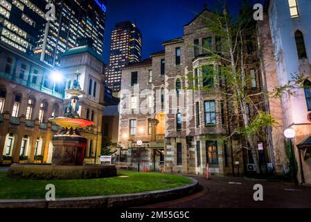 Das Sydney Hospital ist nachts von geschäftlichen Wolkenkratzern umgeben und befindet sich in der Macquarie Street im zentralen Geschäftsviertel von Sydney Stockfoto