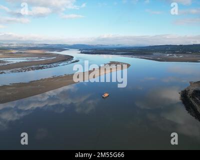 Eine Luftdrohnenaufnahme eines flachen Flusses mit Reflexionen im Dorf Appledore, North Devon, England Stockfoto