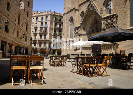 Ein leeres Café im Freien mit Holzstühlen und -Tischen im gotischen Viertel von Barcelona, Spanien Stockfoto
