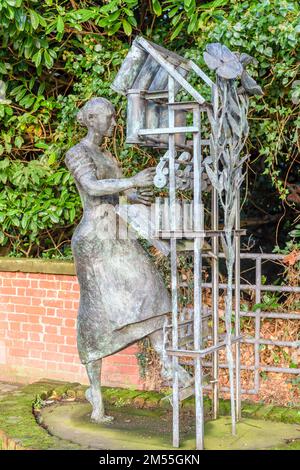 „The Flax Spinner“, eine Bronzestatue des Künstlers Eamon O'Doherty zum Gedenken an die Frauen, die in den nahe gelegenen Herdman Mills, Sion Mills, Nordirland, gearbeitet haben. Stockfoto