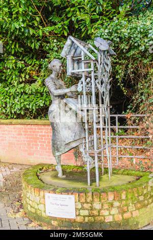 „The Flax Spinner“, eine Bronzestatue des Künstlers Eamon O'Doherty zum Gedenken an die Frauen, die in den nahe gelegenen Herdman Mills, Sion Mills, Nordirland, gearbeitet haben. Stockfoto