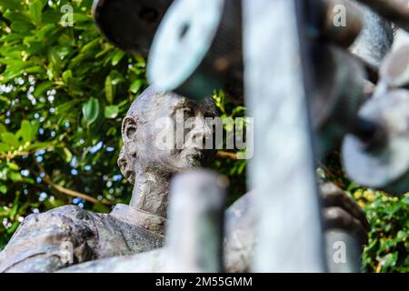 „The Flax Spinner“, eine Bronzestatue des Künstlers Eamon O'Doherty zum Gedenken an die Frauen, die in den nahe gelegenen Herdman Mills, Sion Mills, Nordirland, gearbeitet haben. Stockfoto