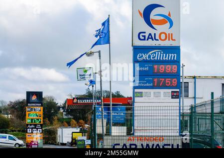 Preisschilder auf dem Vorplatz an einer Tankstelle, die Diesel bei 199,9 und Benzin bei 175,9 zeigen. Stockfoto