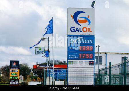 Preisschilder auf dem Vorplatz an einer Tankstelle, die Diesel bei 199,9 und Benzin bei 175,9 zeigen. Stockfoto