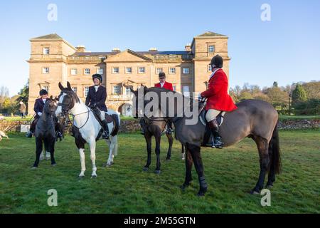 Hagley, Worcestershire, Großbritannien. 26. Dezember 2022. Reiter und Pferde versammeln sich bei der Albrighton and Woodland Hunt, während sie sich zur traditionellen Jagd am zweiten Weihnachtsfeiertag in der Hagley Hall treffen. Worcestershire, an einem hellen und sonnigen Tag. Kredit: Peter Lopeman/Alamy Live News Stockfoto