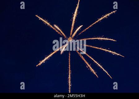 Eine Explosion von hellen einzelnen Feuerwerken, vor dem Hintergrund des Nachthimmels. Hochwertige Fotos Stockfoto