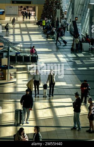 San Diego, USA. 23. Dezember 2022. 23. Dezember 2022: Die Urlaubsreise am San Diego International Airport ist in vollem Gange. Tausende fliegen aus San Diego und Kalifornien und ebenso viele fliegen über die Feiertage nach San Diego. (Matthew Bowler/KPBS/Sipa USA) **KEIN VERKAUF IN SAN DIEGO-SAN DIEGO OUT** Guthaben: SIPA USA/Alamy Live News Stockfoto