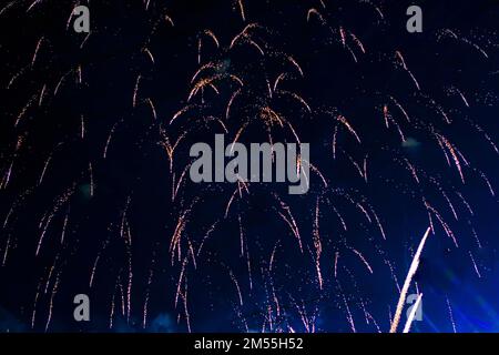 Preiswert, preiswert, schönes Feuerwerk in der Stadt, vor dem Hintergrund des Nachthimmels. Hochwertige Fotos Stockfoto