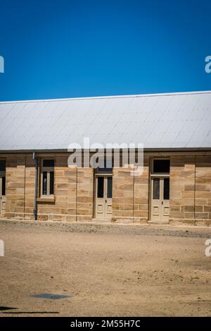 Verwaltungsgebäude des ehemaligen Gefängnisses, Cockatoo Island, das zum UNESCO-Weltkulturerbe gehört, an der Kreuzung von Parramatta und Lane Cove River Stockfoto