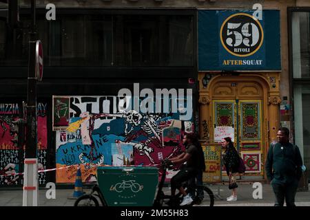 Die Menschen auf der Straße passieren die bunten Türen von 59 Rivoli, Kunstgalerie in Paris, Frankreich. Stockfoto