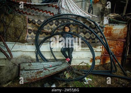 Gaza, Palästina. 26. Dezember 2022. Die Palästinenser in den Slums von Beit Lahia im nördlichen Gazastreifen stehen angesichts des kalten Wetters am 26. Dezember 2022 vor schwierigen Bedingungen. Foto: Ramez Habboub/ABACAPRESS.COM Kredit: Abaca Press/Alamy Live News Stockfoto