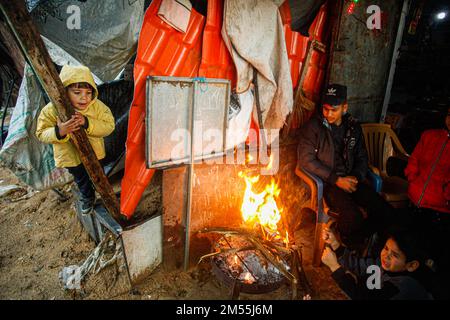 Gaza, Palästina. 26. Dezember 2022. Die Palästinenser in den Slums von Beit Lahia im nördlichen Gazastreifen stehen angesichts des kalten Wetters am 26. Dezember 2022 vor schwierigen Bedingungen. Foto: Ramez Habboub/ABACAPRESS.COM Kredit: Abaca Press/Alamy Live News Stockfoto