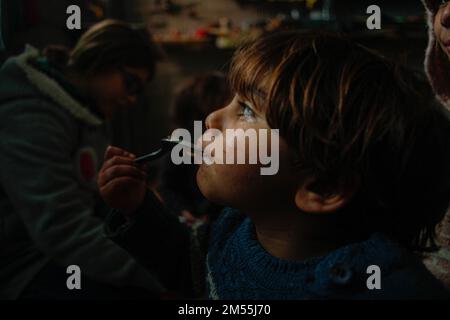 Gaza, Palästina. 26. Dezember 2022. Die Palästinenser in den Slums von Beit Lahia im nördlichen Gazastreifen stehen angesichts des kalten Wetters am 26. Dezember 2022 vor schwierigen Bedingungen. Foto: Ramez Habboub/ABACAPRESS.COM Kredit: Abaca Press/Alamy Live News Stockfoto