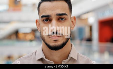 Nahaufnahme Porträt männlich gestresst Gesicht verärgert Mann traurig frustriert Millennials Typ schaut auf Kamera ernsthafte hispanische Arbeiter mit negativen Gedanken Stockfoto