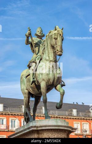 Bronzestatue von König Philip III. Auf dem Reitplatz (Felipe III oder Felipe el Piadoso), auf der Plaza Mayor (Hauptplatz), Madrid Downtown, Spanien, Europa. Stockfoto