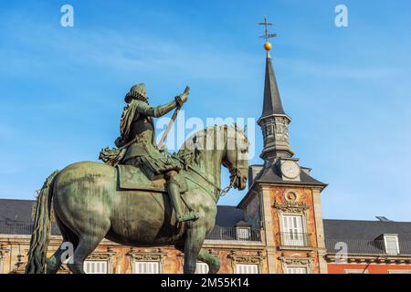 Bronzestatue von König Philipp III. Auf dem Pferderücken auf der Plaza Mayor und Casa De La Panaderia, antiker Palast in der Innenstadt von Madrid, Spanien, Südeuropa. Stockfoto