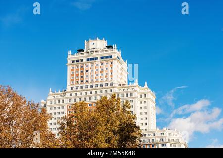 Stadtzentrum von Madrid. Fassade des Wolkenkratzers auf der Plaza de Espana namens Edificio de Espana (spanisches Gebäude), 1948-1953 im neobarocken Stil. Spanien, Europa Stockfoto