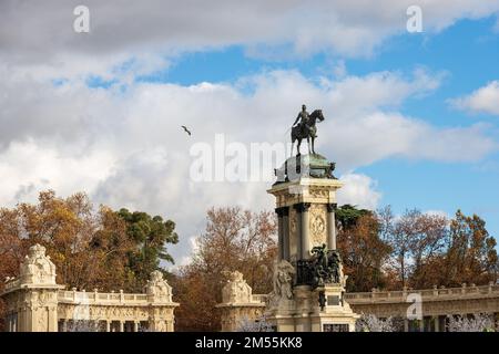 Madrid, Monument für Alfonso XII (König von Spanien) des Architekten Jose Grases Riera, im Buen Retiro Park (Parque del Buen Retiro). Spanien, Europa. Stockfoto