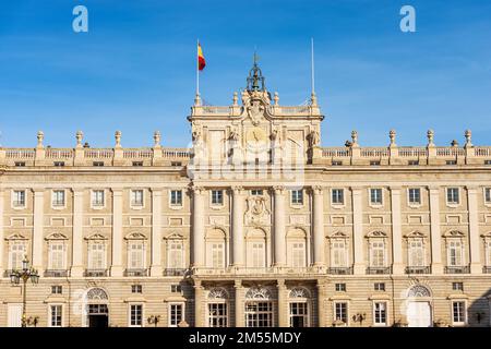 Hauptfassade des Königspalastes von Madrid im barocken Stil, in der Vergangenheit als Residenz des Königs von Spanien, Plaza de la Armeria, Spanien, Europa. Stockfoto