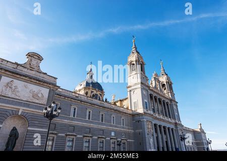 Fassade der Almudena Kathedrale (Catedral de Santa María la Real de la Almudena) in der Innenstadt von Madrid, Spanien, Südeuropa, 1883-1993. Stockfoto