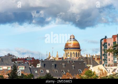 Madrids Stadtbild und Kuppel im byzantinischen Stil der Kirche St. Theresa und St. Joseph (Iglesia de Santa Teresa y San Jose), Plaza de Espana. Stockfoto