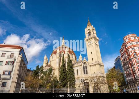 Pfarrkirche Saint Manuel und Saint Benedict, XX. Jahrhundert, im neobyzantinischen Stil, Calle de Alcala, Madrid Innenstadt, Spanien, Südeuropa. Stockfoto