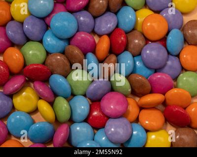 Kleine mehrfarbige runde Süßigkeiten. Süßigkeiten mit Zuckerzusatz überzogen. Farbige Süße. Stockfoto