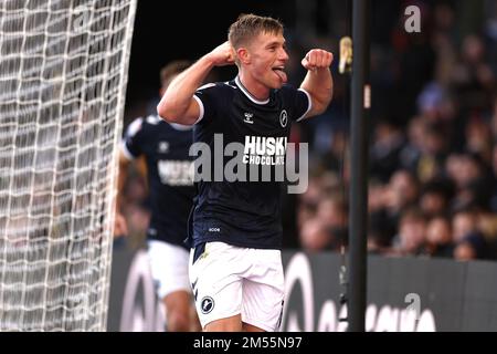 Zian Flemming von Millwall feiert das zweite Tor seiner Seite während des Sky Bet Championship-Spiels in der Vicarage Road, Watford. Foto: Montag, 26. Dezember 2022. Stockfoto