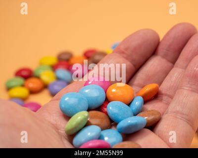Kleine mehrfarbige runde Süßigkeiten. Süßigkeiten mit Zuckerzusatz überzogen. Farbige Süße. Stockfoto