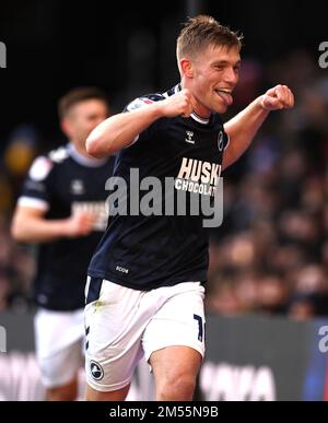 Zian Flemming von Millwall feiert das zweite Tor seiner Seite während des Sky Bet Championship-Spiels in der Vicarage Road, Watford. Foto: Montag, 26. Dezember 2022. Stockfoto