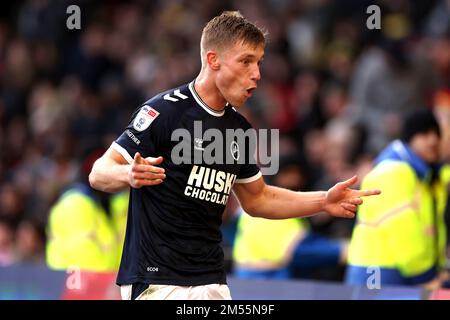 Zian Flemming von Millwall feiert das zweite Tor seiner Seite während des Sky Bet Championship-Spiels in der Vicarage Road, Watford. Foto: Montag, 26. Dezember 2022. Stockfoto