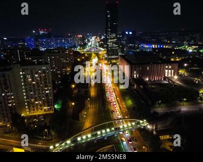 Ein Luftbild von Straßen mitten in Stadtgebäuden bei Nacht in Kattowitz, Polen Stockfoto