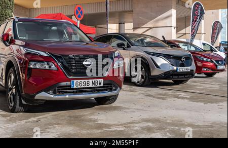 Marratxi, Spanien; dezember 16 2022: Nissan-SUV-Autos werden draußen an einem sonnigen Tag ausgestellt. Insel Mallorca, Spanien Stockfoto