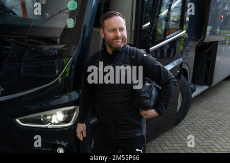 Richard O'Donnell Assistant Head Coach of Blackpool trifft vor dem Sky Bet Championship-Spiel Hull City gegen Blackpool im MKM Stadium, Hull, Vereinigtes Königreich, 26. Dezember 2022 ein (Foto von Craig Thomas/News Images) Stockfoto