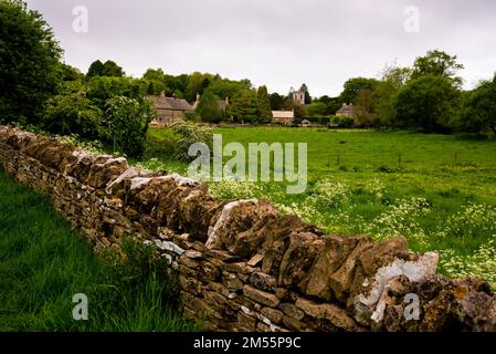 Öffentliche Wege in England führen durch Naunton, ein Dorf in den Cotswolds von England. Stockfoto