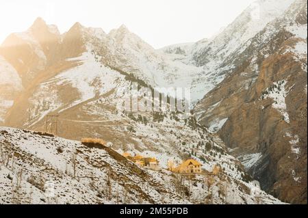Wunderschöner Sonnenaufgang in den Bergen mit dem Schneekamm Leh Ladakh Stockfoto