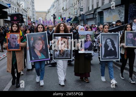 Paris, Ile de France, FRANKREICH. 26. Dezember 2022. Sechs Frauen, die Fotos von drei Kurden halten, die am 23. 2022. Dezember getötet wurden, und drei Kurden, darunter das Gründungsmitglied der kurdischen PKK-Bewegung, die vor fast 10 Jahren in Paris exakt getötet wurden, laufen durch das Zentrum von Paris. Der Mann, der nach dem Verbrechen am 23. 2022. dezember verhaftet wurde, gibt rassistische Gründe für die Morde zu. (Kreditbild: © Remon Haazen/ZUMA Press Wire) Kredit: ZUMA Press, Inc./Alamy Live News Stockfoto