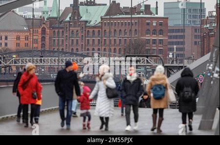 26. Dezember 2022, Hamburg: Passanten auf dem Hochwasserschutzgelände Baumwall bei wechselhaftem Wetter am zweiten Weihnachtsfeiertag. Foto: Markus Scholz/dpa Stockfoto