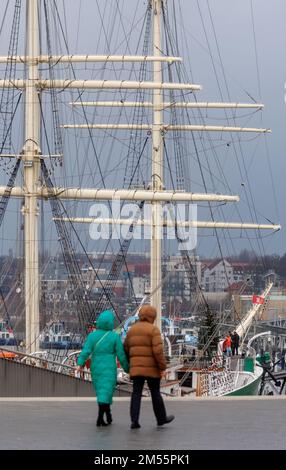 26. Dezember 2022, Hamburg: Passanten auf dem Hochwasserschutzgelände Baumwall bei wechselhaftem Wetter am zweiten Weihnachtsfeiertag. Foto: Markus Scholz/dpa Stockfoto