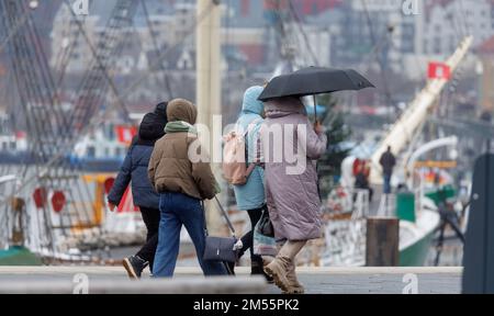 26. Dezember 2022, Hamburg: Passanten auf dem Hochwasserschutzgelände Baumwall bei wechselhaftem Wetter am zweiten Weihnachtsfeiertag. Foto: Markus Scholz/dpa Stockfoto
