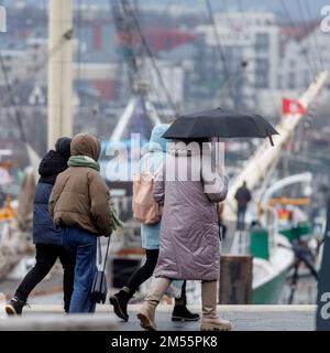 26. Dezember 2022, Hamburg: Passanten auf dem Hochwasserschutzgelände Baumwall bei wechselhaftem Wetter am zweiten Weihnachtsfeiertag. Foto: Markus Scholz/dpa Stockfoto
